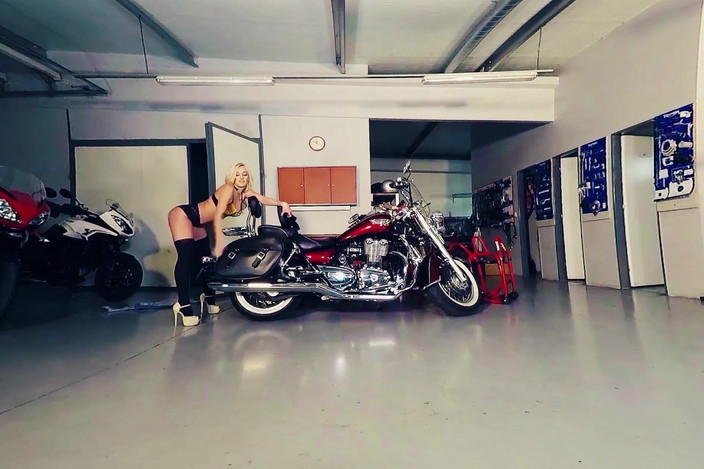 Bikes And Babes TV: Daisy Lee în Garaj Moto