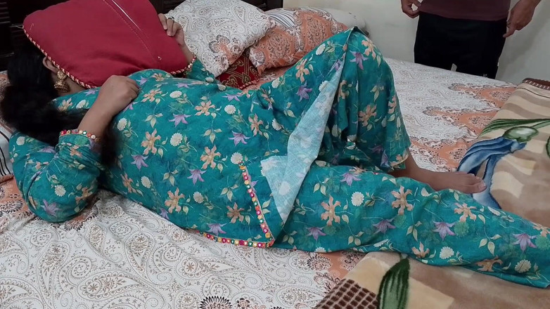 QueenbeautyQB: 배다른 여동생의 소음에 지쳐 있는 배다른 아들, 계모의 방으로 몰래 들어온다