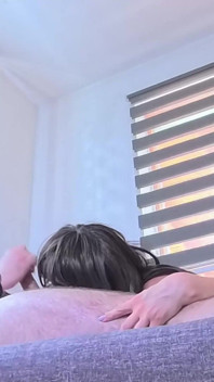 新的双性恋三人行。2男1女。妻子邀请双性恋奴隶为她的丈夫。完整场景。第 32352 集
