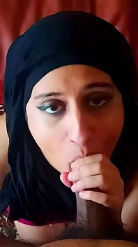 Sudut pandangan pertama pelacur bertudung berpantat besar dipukul keras semasa menunggang zakar besar dalam posisi cowgirl & menerima pancutan muka besar-besaran