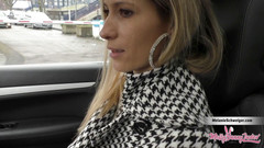 Mellybunnyluder: Pijpen tijdens carwash