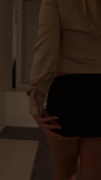 Secretaria bimbo con enormes tetas follada en el escritorio con mini falda y tacones