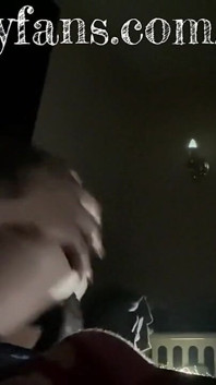Een harde lul berijden totdat ik mijn vriendje wakker hoor worden. Sluit een