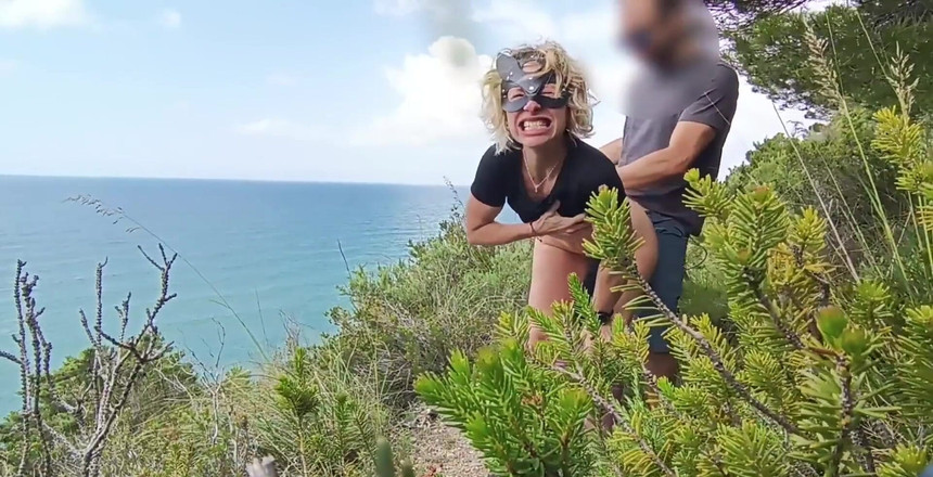 Sportynaked: 悬崖上的海滨啪...不过，我告诉过你，大自然让我想要鸡巴吗!!