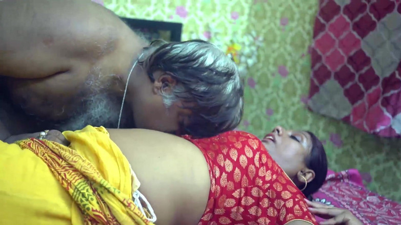 BIREA: Indian desi bhabhi fa un pompino al suo proprietario parte 4