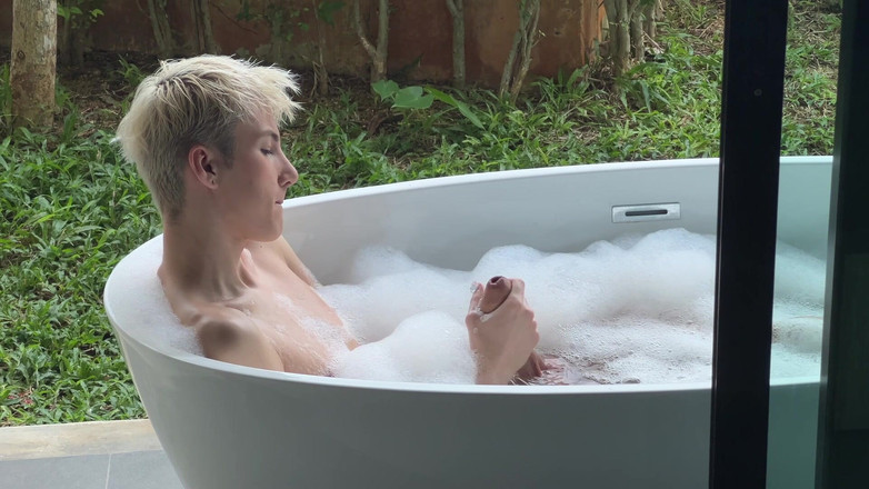 Sandro Jenner: Twink Mandi Dan Memanggil Ayah Tirinya Untuk Bercinta Dengannya