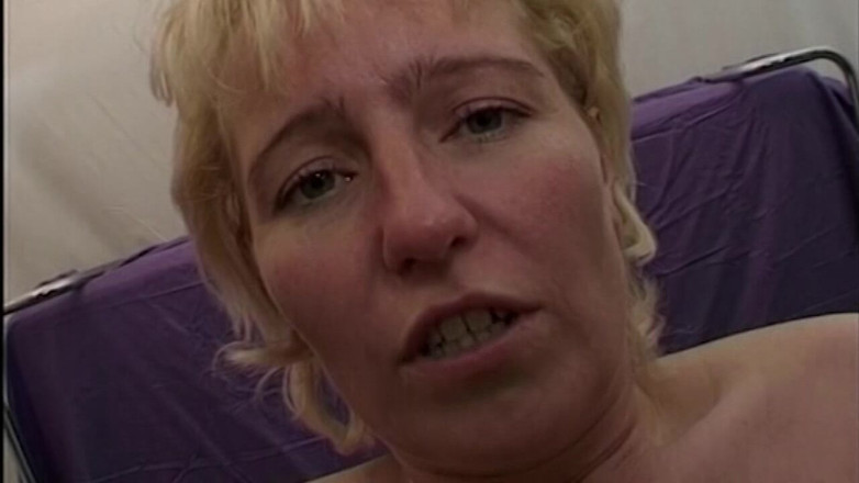 MATURE HUB: Com tesão loira milf dedada e brincando com orgasmo explosivo