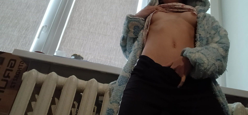 Lesbian-candys: Szczupła brunetka w szacie masturbuje się w domu po studiach