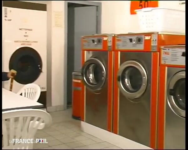 Rue Chaude: ¡Una linda sucia rubia sucia se acuesta en una lavandería!