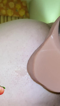 Trap wordt geneukt door een grote dildo-machine