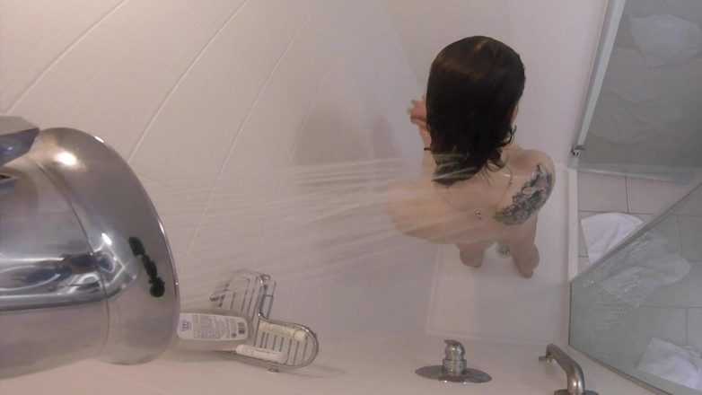 Real Amateur Sluts: Sara Indeep prend une douche