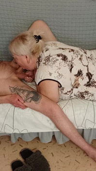 Mama vitregă îmi suge pula și înghite spermă