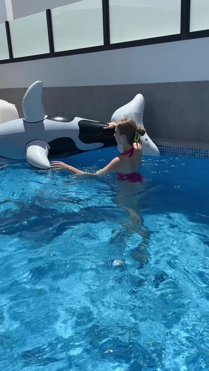 Sheryl X Sinclair: Filmat Lexi Montana se distrează în piscina în aer liber!