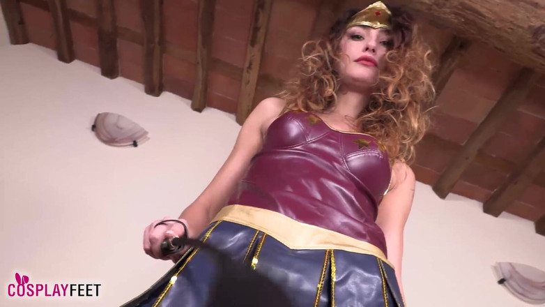 Feet & Cosplay: Seksi harika kadın kostümü içinde nefes kesen güzel Thena