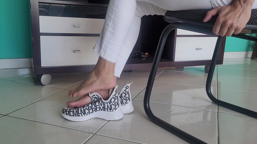 Coworkers - Sexy Feet - Everyday Wearing Different Shoes (Domme Aylabelle)