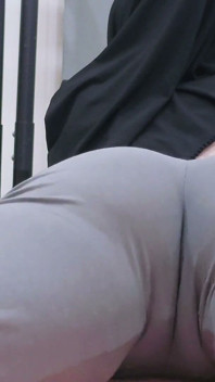 POV: Sexy Hidžábská Dívka Se Protahuje V Józe Kalhoty, Předvádí Velký Zadek a Roztomilá Kundička