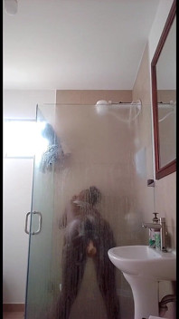 Het gezegde is Laat de zeep niet vallen, maar zwarte godin onder de douche neukpartij liet het dildo-speeltje vallen - meestervlees 1