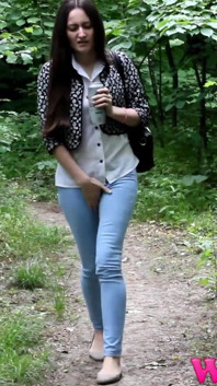 Si rambut coklat kurus terdesak kencing penuh dan menolak pepeknya untuk menghentikan kencingnya di dalam hutan