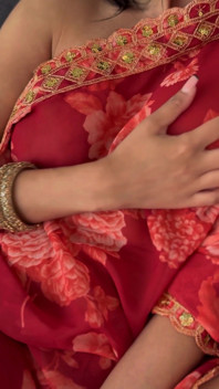 bhaabhi aaliya yaasin apne dupatte ke maadhyam se apni choot ragarti hai