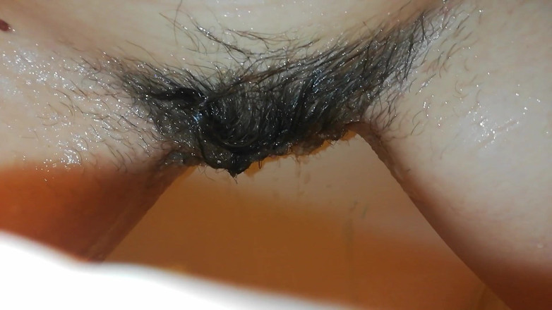 Cuteblonde666: Membasuh pepek saya yang berbulu melampau