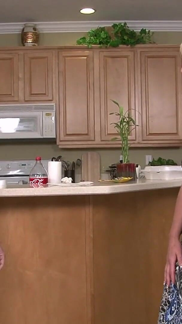 Monsters Of Jizz: Nadržená milf sousedka kouří a honí vysokoškolského hřebce