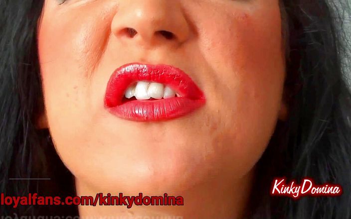 KinkyDomina: Labbra rosse brillante e divora l'orso gommoso