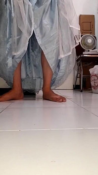 Crossdresser Asia muncrat memakai gaun pengantin satin dan gaun peler