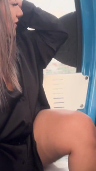 18歳のコロンビア人女性が見知らぬ人に誘惑され、カリのエル・ミオ・ケーブルで屋外でセックスをする