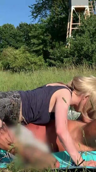 Travesti fodendo ao ar livre, lambendo, mijando