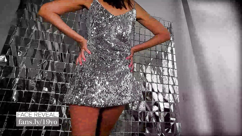 Gigi oficial: 무도회에서 내 인생에서 첫 섹스로 인해 내 젖꼭지가 거대하고 힘들어졌습니다.