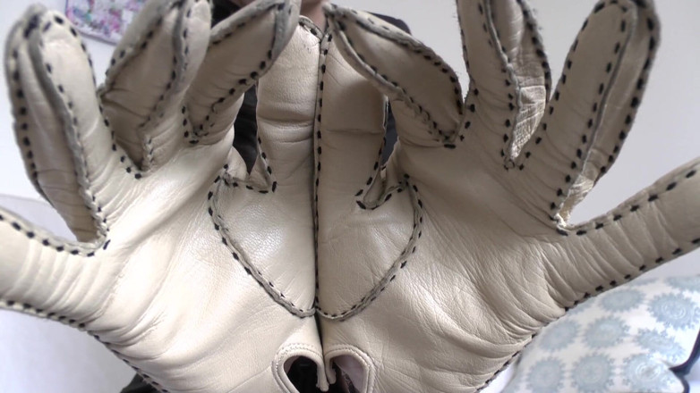 Lady Victoria Valente: Beige Sarung tangan kulit dengan bau kulit yang kuat di...