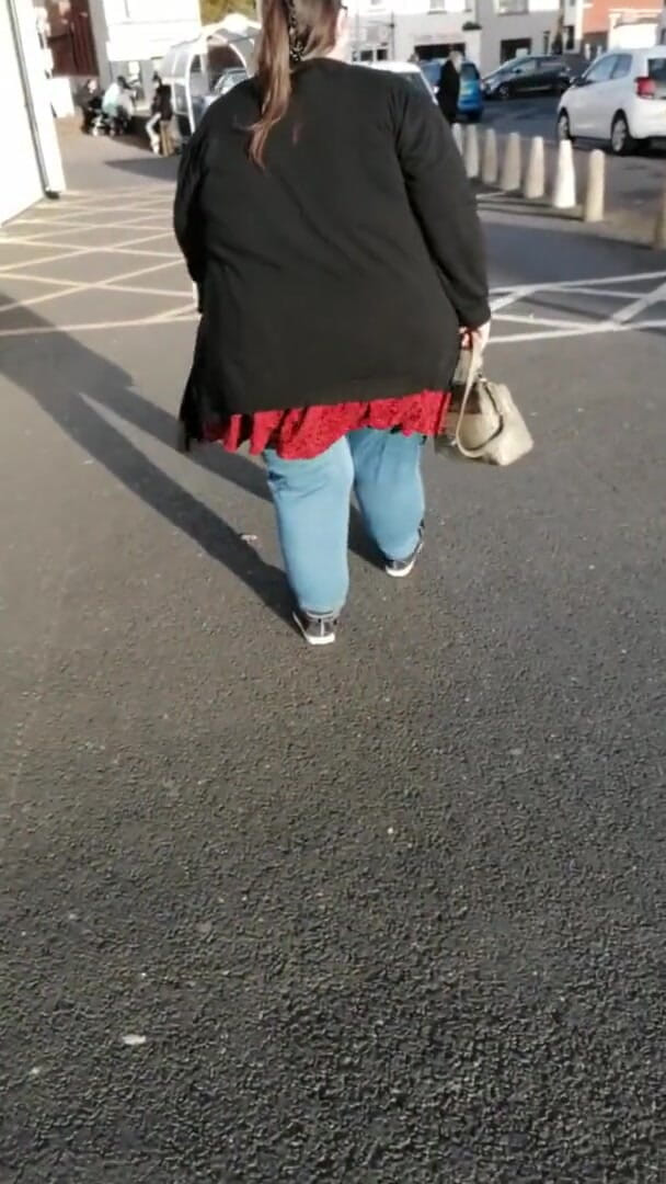 SSBBWLadyBrads: Aku tahu kamu suka melihatku berjalan