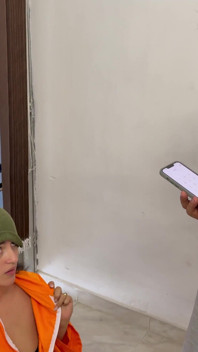 Evime gelen bir mahkumla yatıyorum.