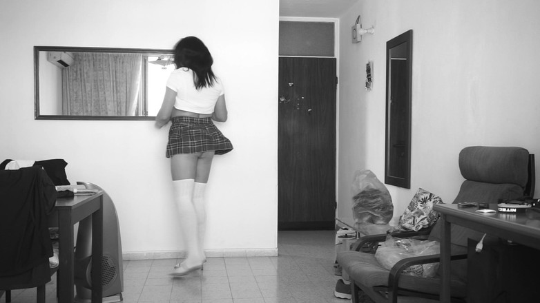 Voyager: Pakaian pelajar yang sangat seksi.