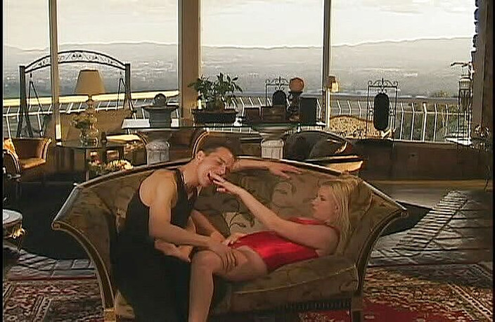 CBD Media: Kanadská blondýnka je ošukaná do zadku jejím ženatým americkým přítelem