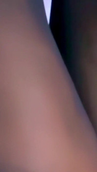 피오나 G를 특징으로 하는 마룬 유니폼 촬영
