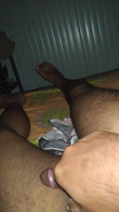 Devud: Ragazzo indiano con la pancia pelosa che prende in giro...