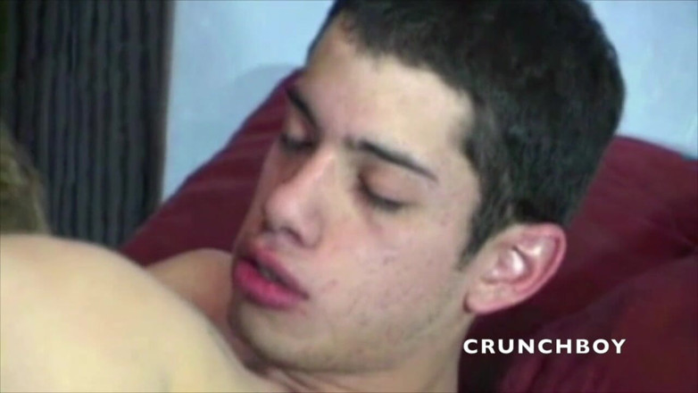 Crunch Boy: Putih lurus dikongkek oleh kawan baiknya