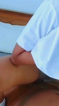 Sri Lanka - chica universitaria folla con padrastro