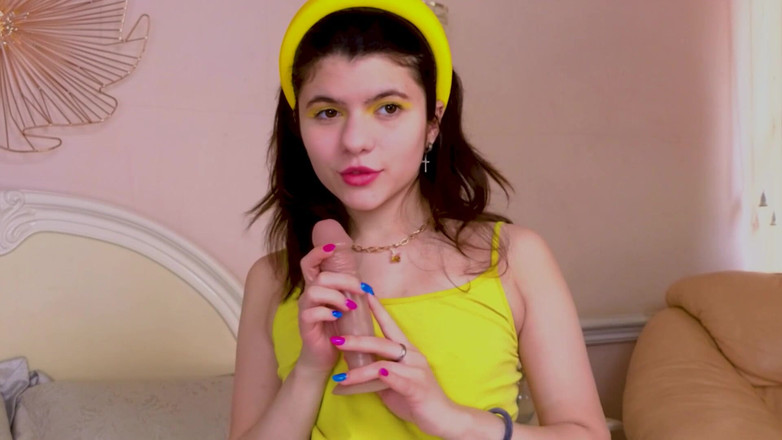 Katya Zaitseva: Gadis nakal ini lagi asik nyepong kontol dengan malas-malas!