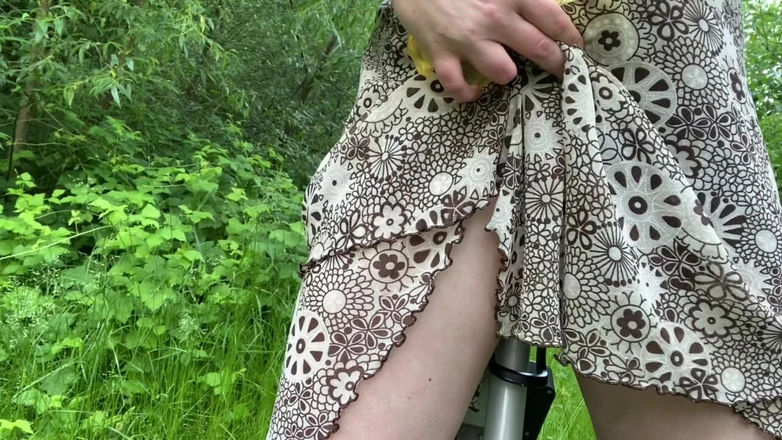 Elena917: Passeio de bicicleta - piscando, cavalgando com vibrador na buceta e...