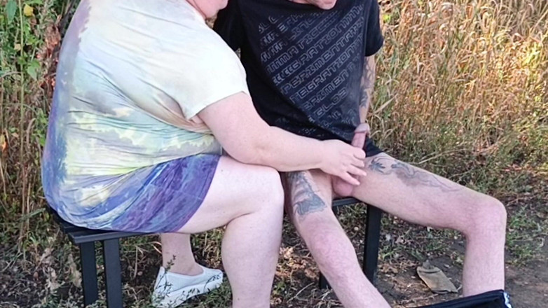 Zona901: Mama vitregă îmi suge pula în parc pe o bancă până când...