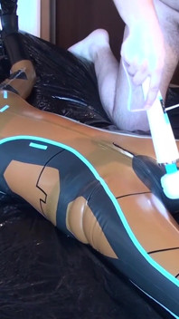 침대에 부착하고 마사지 바이브레이터로 자위하는 Latex Danielle