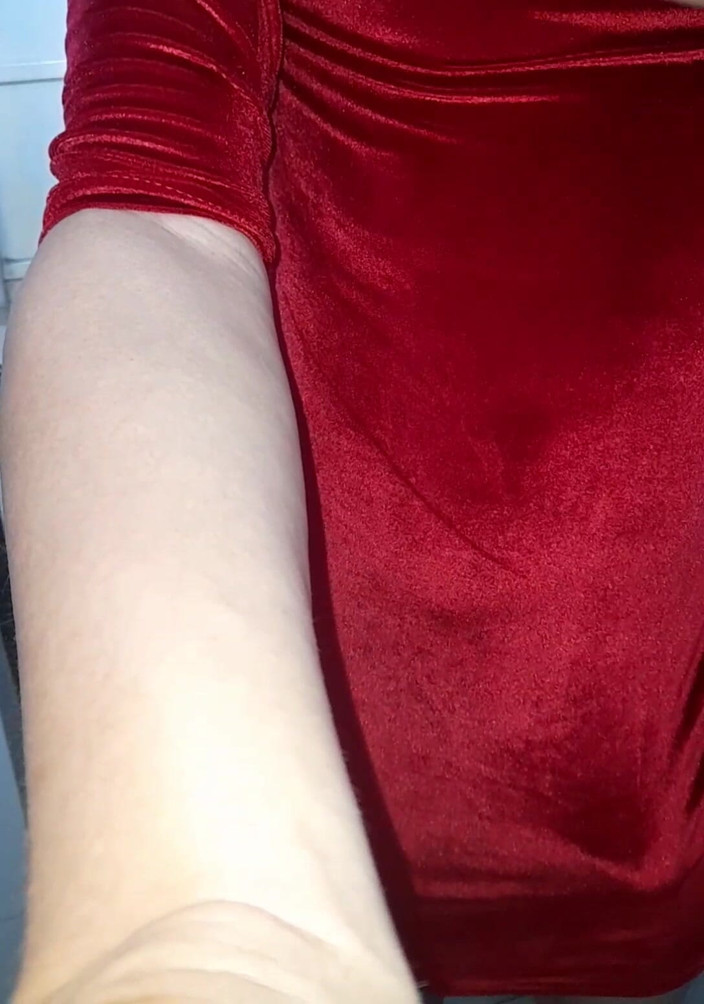 Naomisinka: क्रॉसड्रेसर सेक्सी मखमली पोशाक के अंदर वीर्य निकालता है