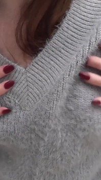 Sweater fuzzy berubah jadi tukang ngocok kontol
