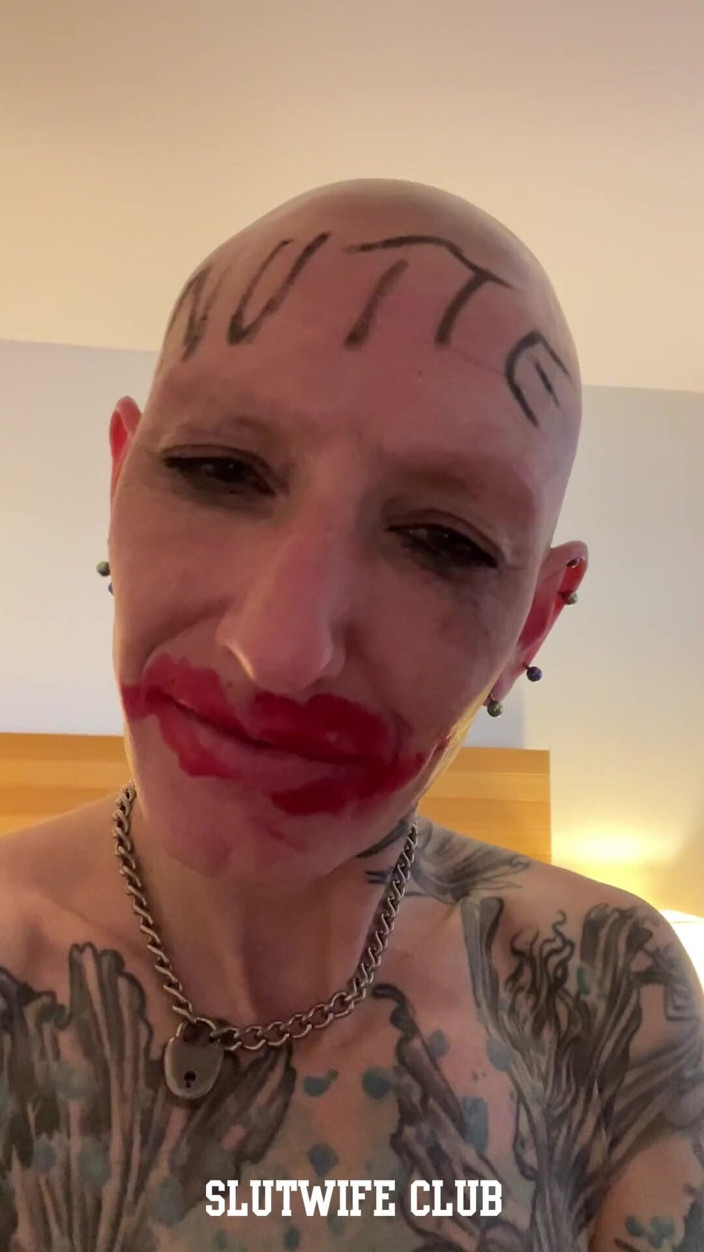 Slutwife Club: Gola profonda mascherata di Vilja, cavalcata di culo crudo e...
