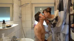 शॉवर के नीचे जर्मन जोड़ा सेक्स!