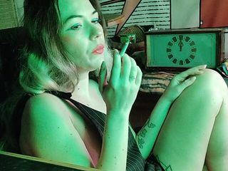 Asian wife homemade videos: La sorellastra sexy si fuma una sigaretta