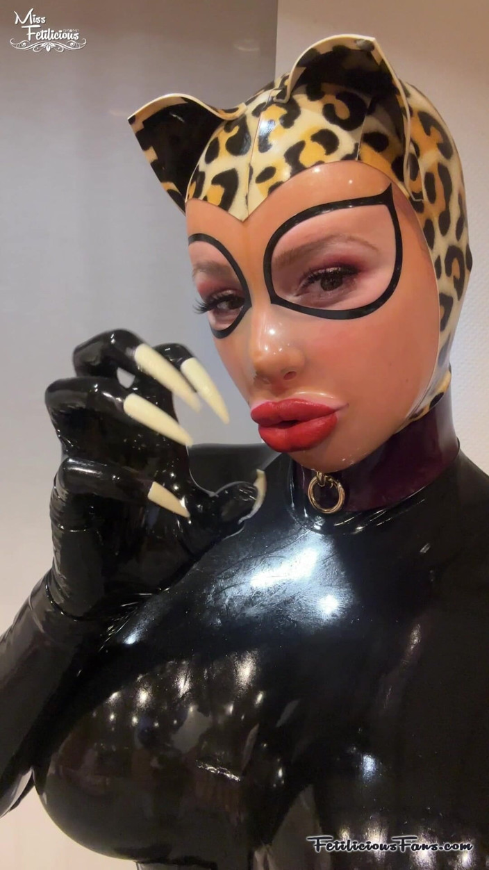 Miss_Fetilicious: ラテックス・レオパード・オン・ア・リード