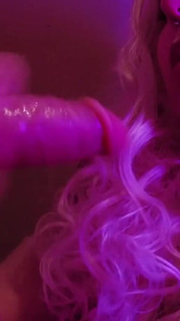 Corno em primeiro plano: assistindo sua esposa chupar um estranho em um Glory Hole